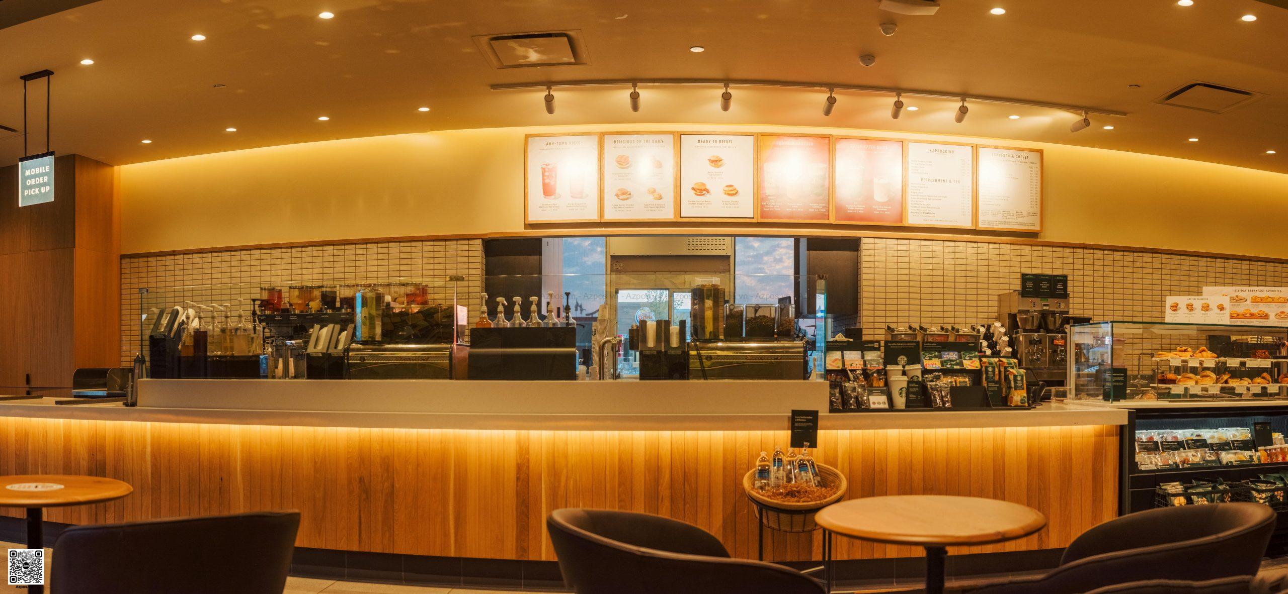 Quầy bar quán cà phê vắng khách vào giờ thấp điểm