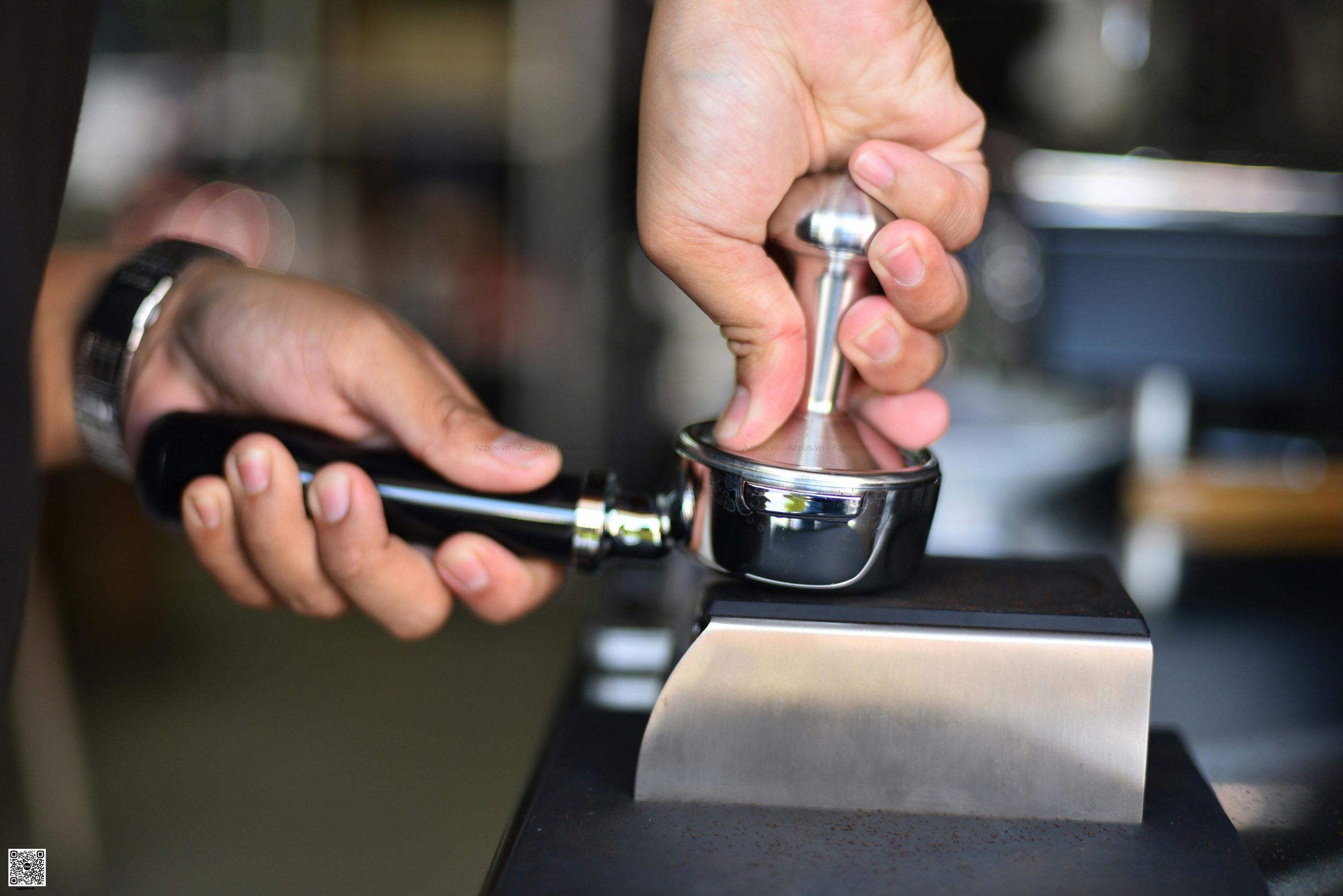 Barista chuẩn bị espresso – đảm bảo chất lượng đồ uống ổn định để khách quay lại