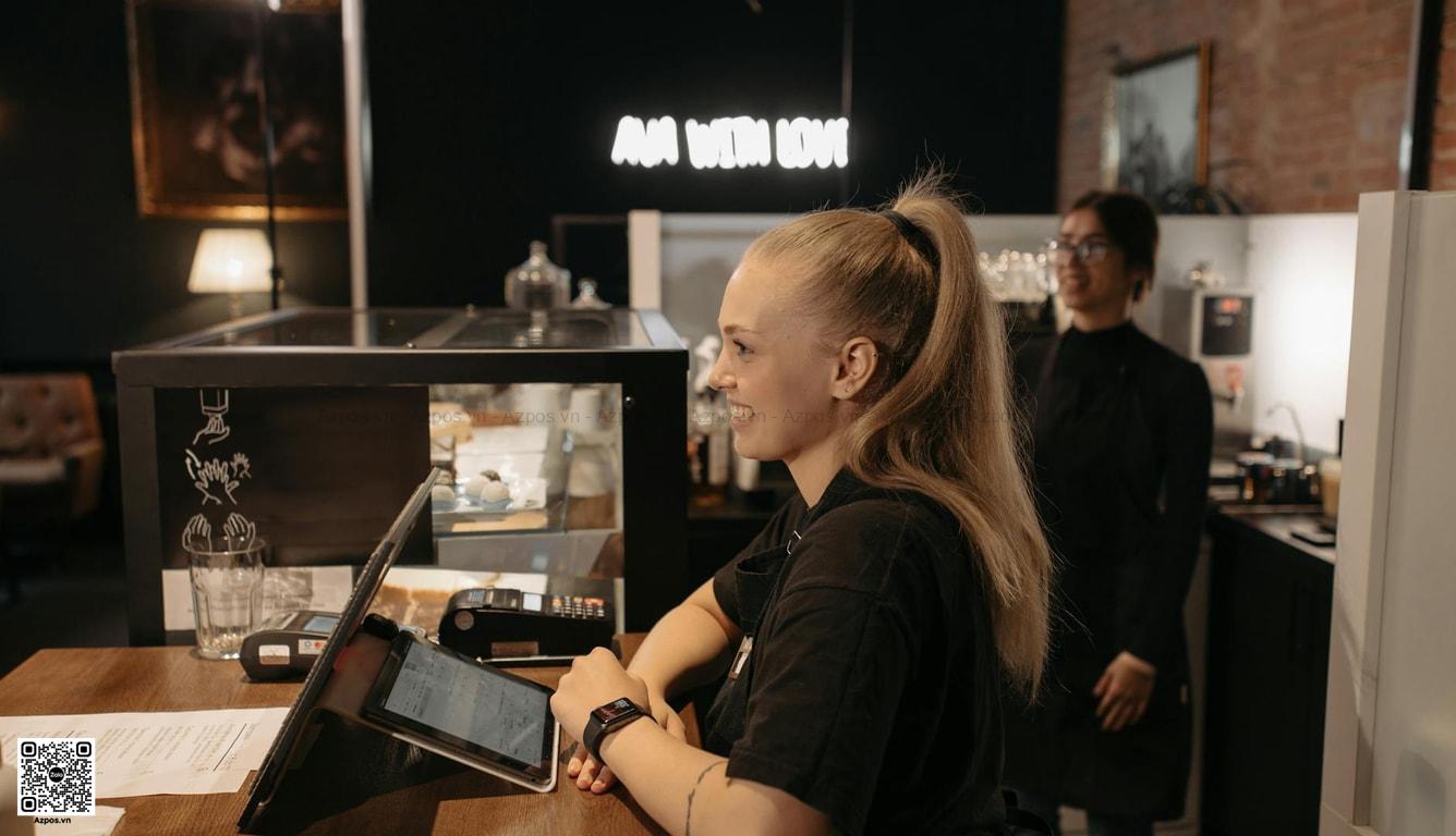 Nhân viên quán cafe nhận order bằng máy tính tiền/POS trong giờ cao điểm