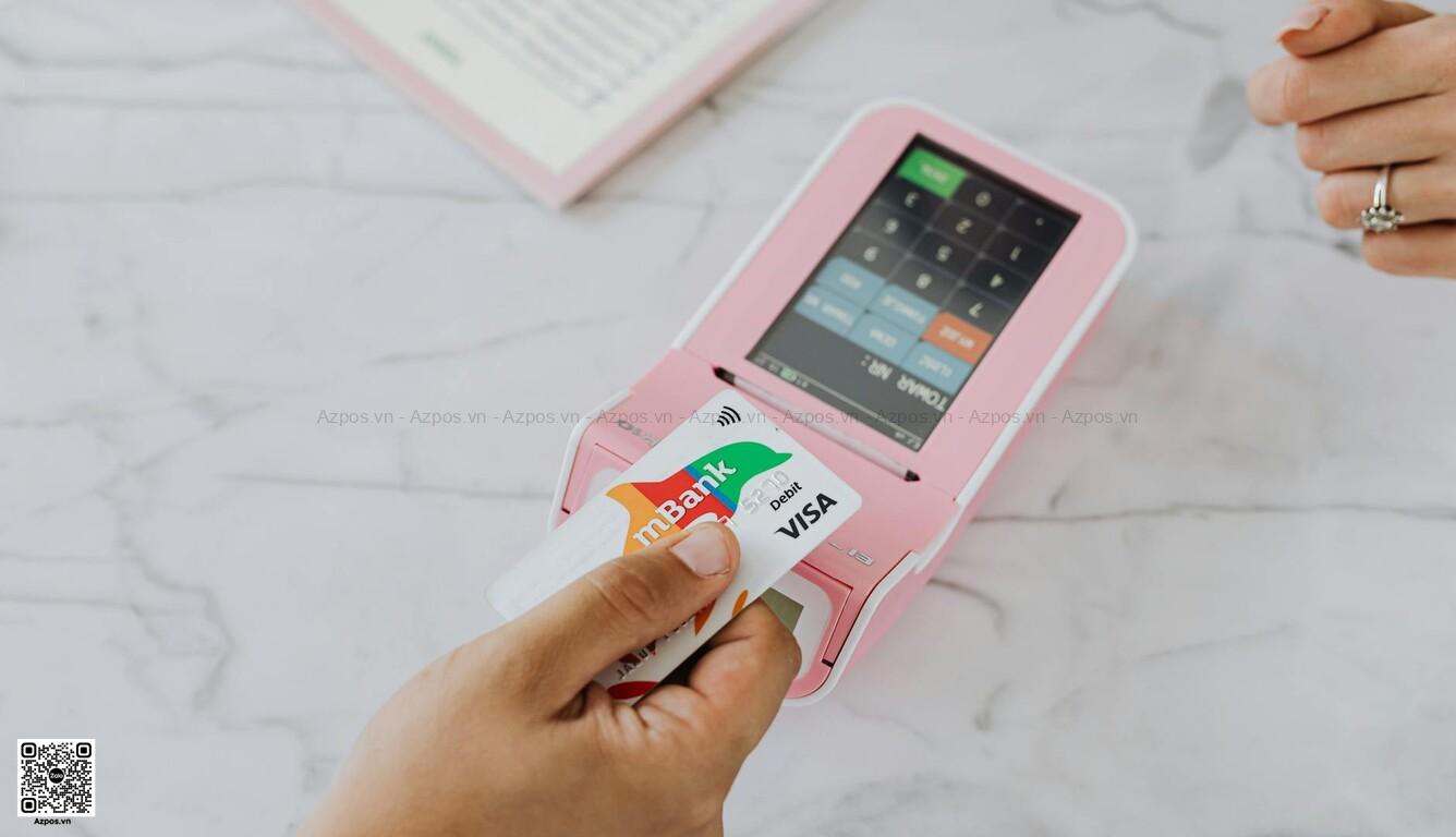 Quầy thu ngân với máy tính tiền POS và thiết bị thanh toán