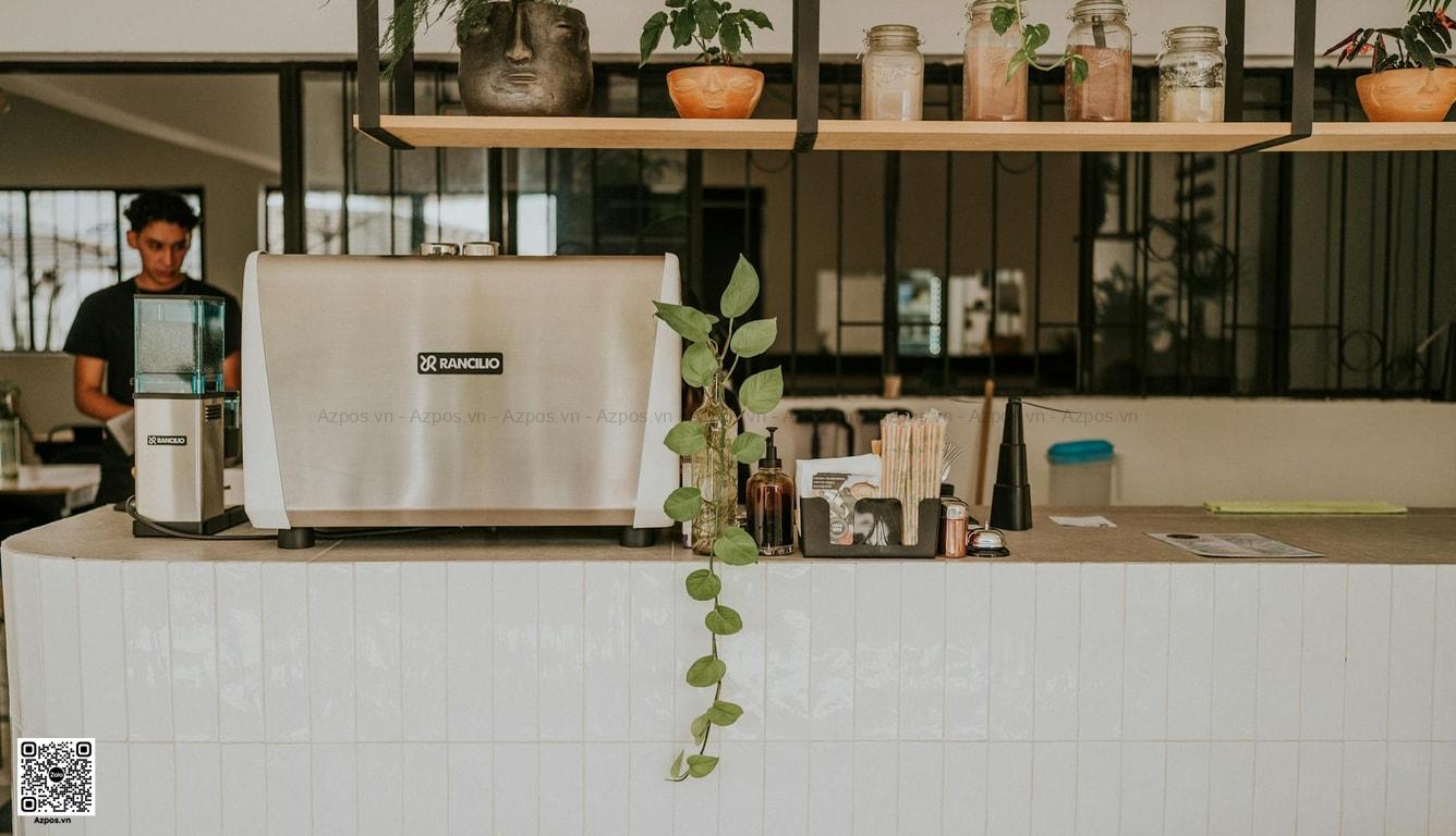 Không gian quầy quán cafe khi chuẩn bị mở cửa hàng và bố trí thiết bị
