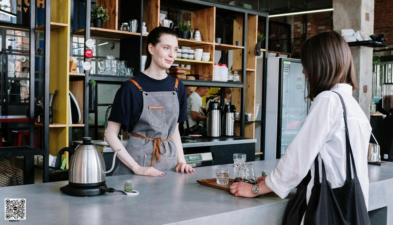 Barista pha chế theo phiếu order để giảm nhầm món trong quán cafe