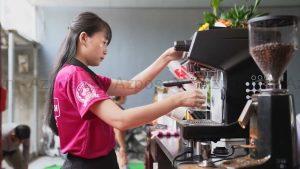 Nhân viên phục vụ quán cafe là làm những gì