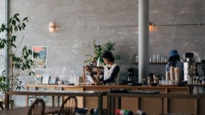 Chủ Quán Cafe Có Thể Tự Làm Thuế Hay Nên Thuê Kế Toán Dịch Vụ