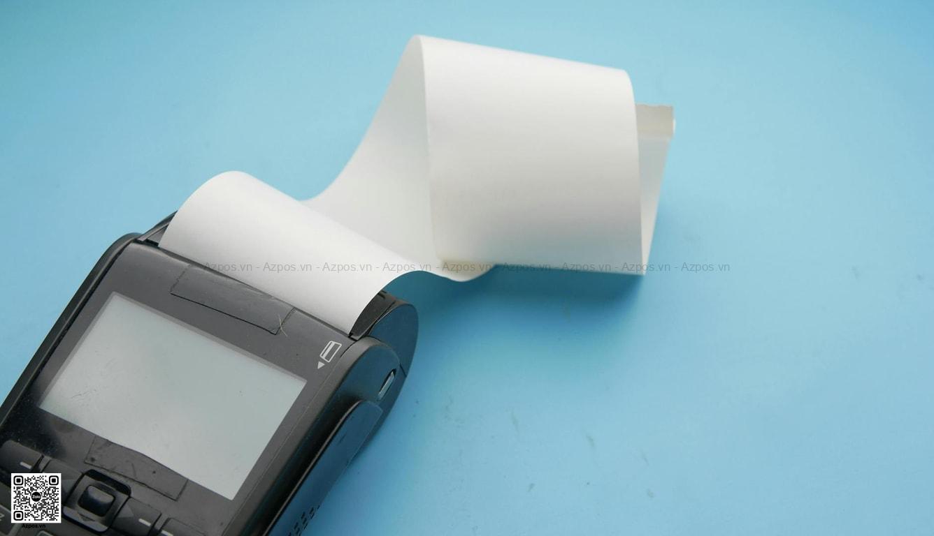 Người mới kinh doanh sử dụng POS tại quầy thanh toán
