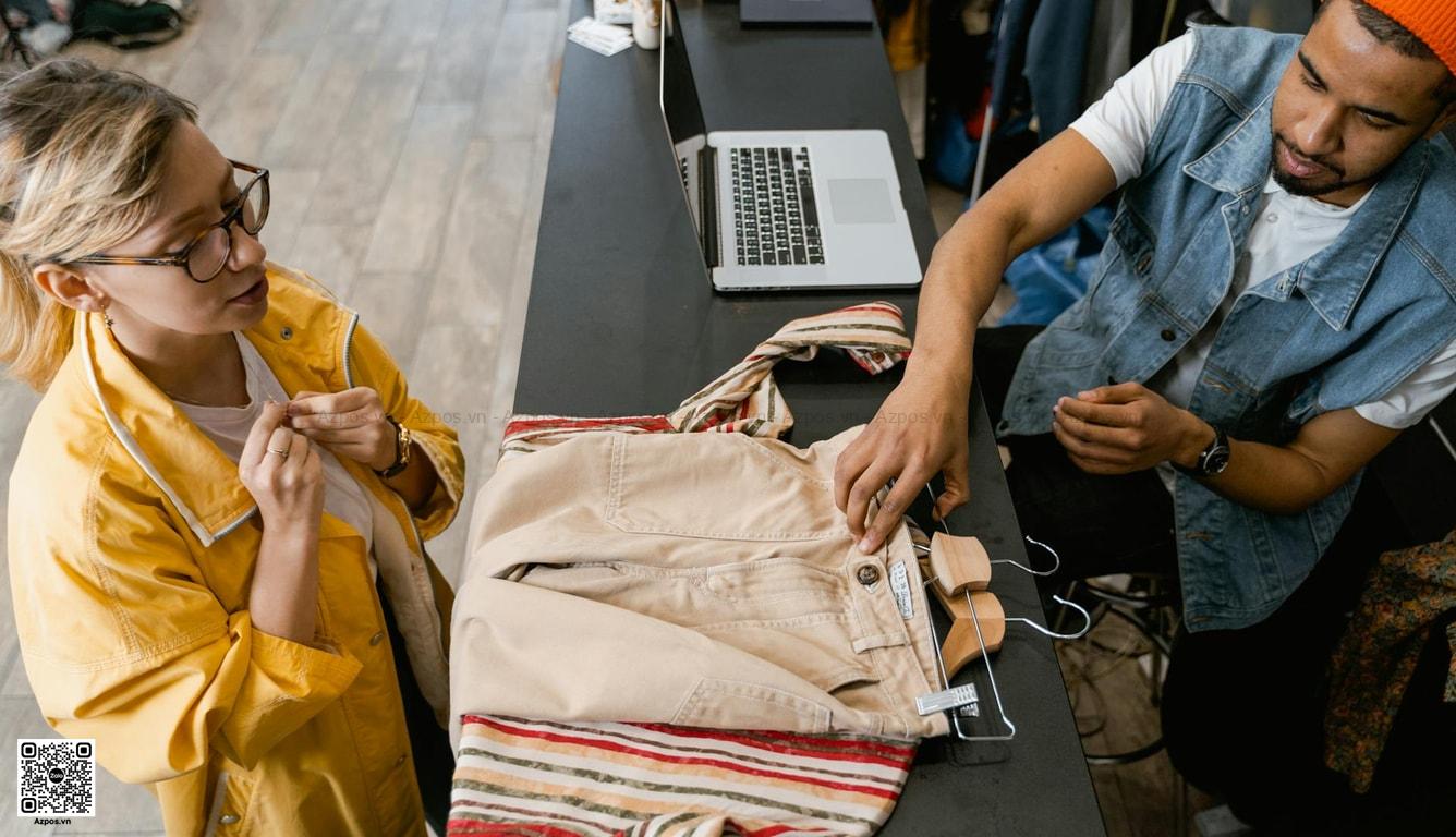 Thu ngân shop thời trang thao tác tại quầy