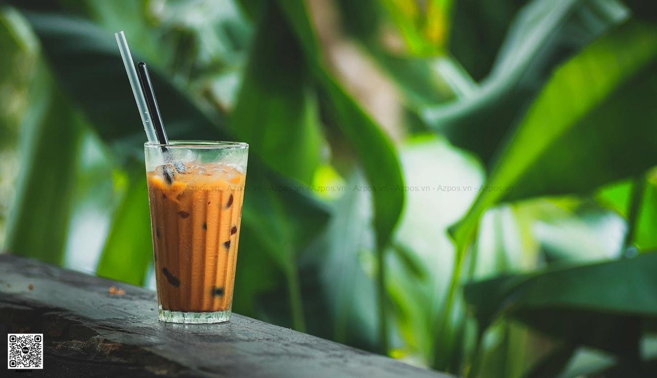 Quầy thu ngân quán trà sữa sử dụng POS để xử lý order nhanh