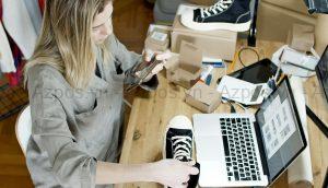 Cửa hàng nhỏ mới mở chuẩn bị setup quầy bán hàng