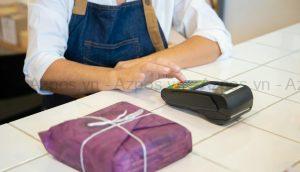Quầy thu ngân với máy POS tại cửa hàng bán lẻ