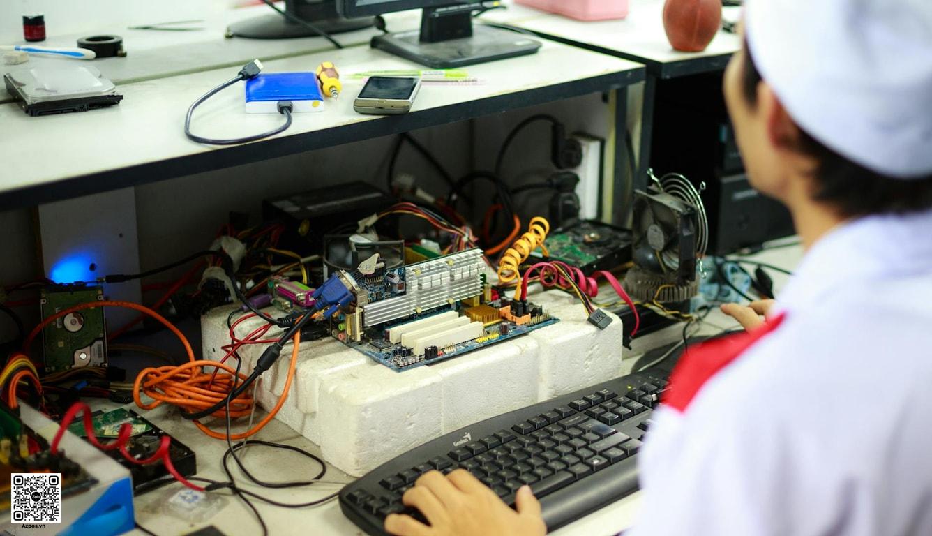 Kỹ thuật viên kiểm tra hoặc sửa thiết bị POS tại cửa hàng