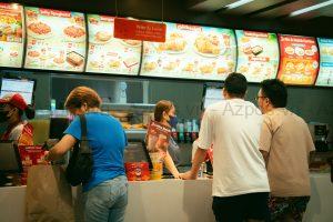 Khách xếp hàng order tại quán ăn – tối ưu tốc độ phục vụ để tăng doanh thu quán ăn