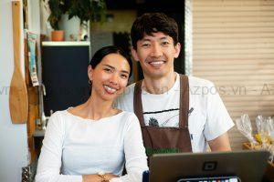 Chủ quán cà phê đứng tại quầy order – tối ưu trải nghiệm để tăng doanh thu quán cafe