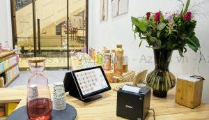 Quầy thu ngân cửa hàng nhỏ với máy POS và thao tác thanh toán