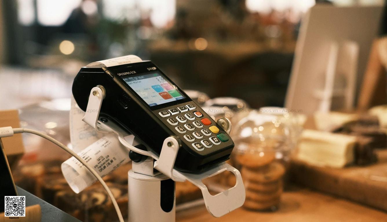 Máy tính tiền và hệ thống POS tại quán cafe hoặc cửa hàng bán lẻ