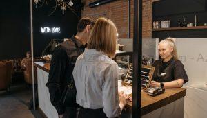 Quầy thu ngân quán cafe với máy POS và thao tác thanh toán