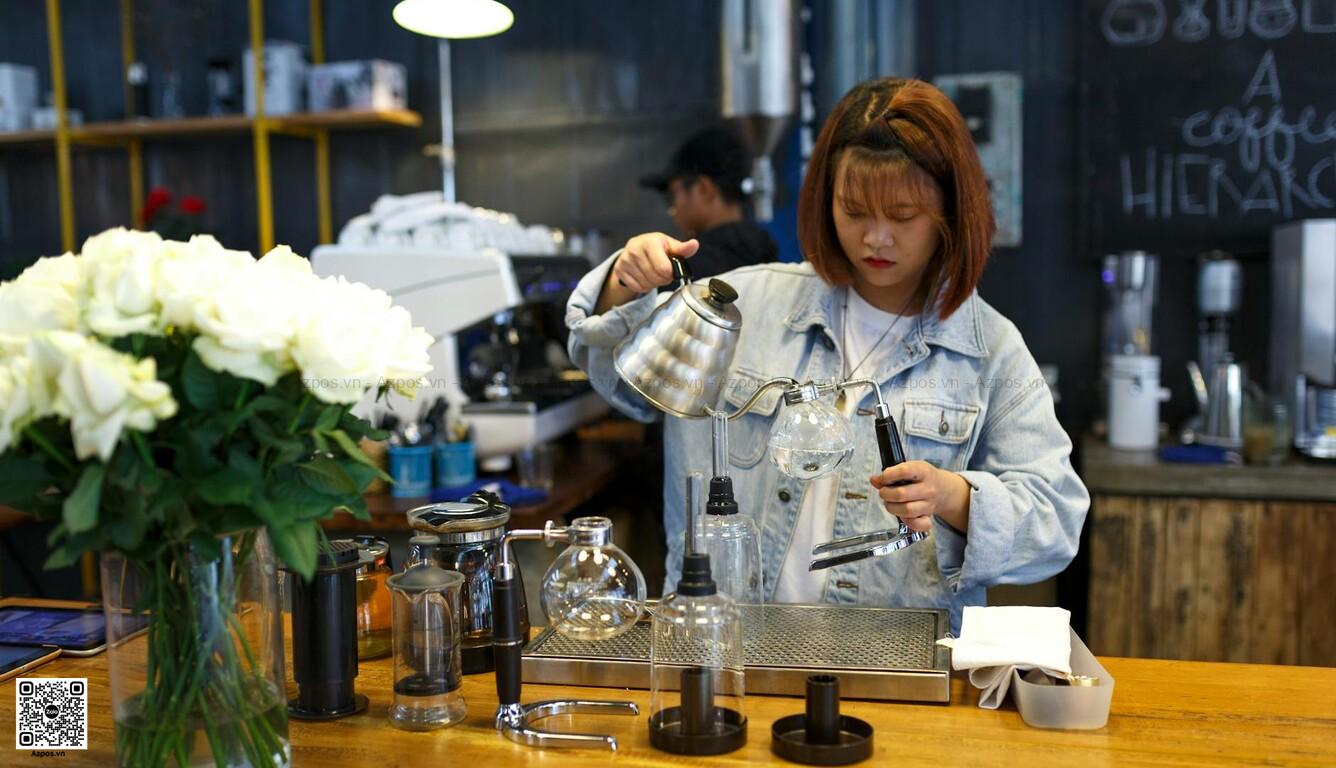 Quầy pha chế quán cafe với máy pha cà phê và máy xay