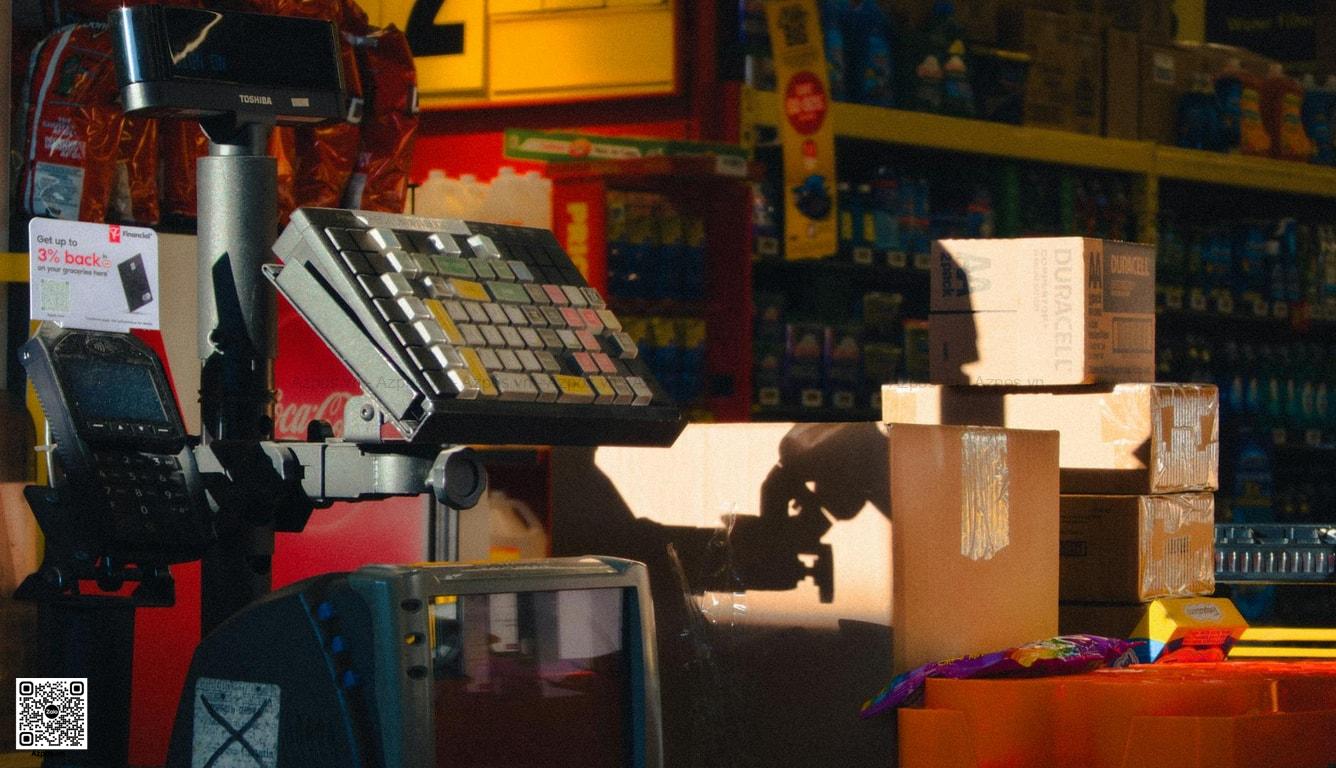 Thiết bị bán hàng tại quầy gồm máy POS và máy quét mã vạch